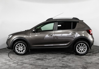 Подержанный автомобиль Renault Sandero 2019 года (8 фото)