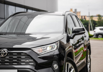 Подержанный автомобиль Toyota RAV4 2022 года (2 фото)