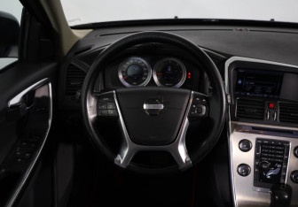 Подержанный автомобиль Volvo XC60 2012 года (10 фото)
