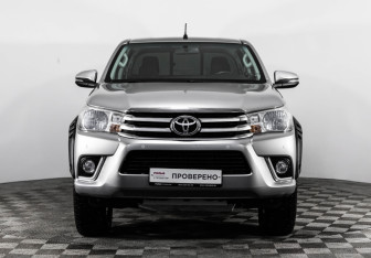 Подержанный автомобиль Toyota Hilux 2022 года (2 фото)