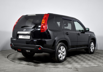 Подержанный автомобиль Nissan X-Trail 2010 года (5 фото)