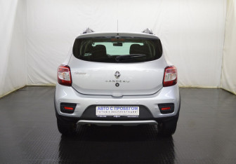 Подержанный автомобиль Renault Sandero 2014 года (6 фото)