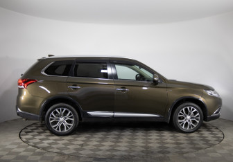 Подержанный автомобиль Mitsubishi Outlander 2015 года (4 фото)