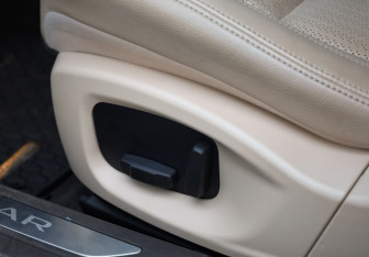 Подержанный автомобиль Jaguar XF Sedan 2018 года (23 фото)