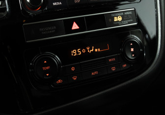 Подержанный автомобиль Mitsubishi Outlander 2019 года (15 фото)