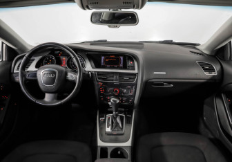 Подержанный автомобиль Audi A5 Coupe 2010 года (9 фото)