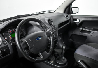 Подержанный автомобиль Ford Fusion 2007 года (9 фото)