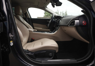 Подержанный автомобиль Jaguar XE 2017 года (24 фото)