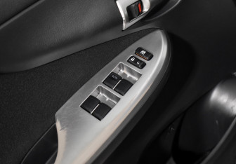 Подержанный автомобиль Toyota Corolla Sedan 2011 года (10 фото)