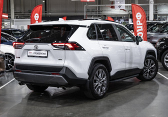 Подержанный автомобиль Toyota RAV4 2022 года (7 фото)