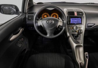 Подержанный автомобиль Toyota Auris Hatchback 2007 года (11 фото)