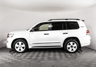 Подержанный автомобиль Toyota Land Cruiser Suv 2011 года (9 фото)