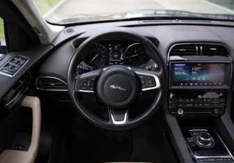 Подержанный автомобиль Jaguar F-Pace 2020 года (9 фото)
