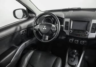 Подержанный автомобиль Mitsubishi Outlander 2012 года (9 фото)