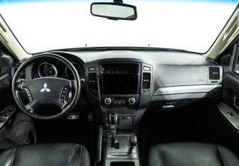 Подержанный автомобиль Mitsubishi Pajero 2013 года (13 фото)
