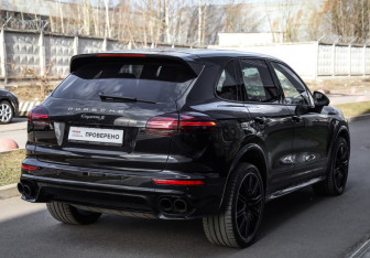 Подержанный автомобиль Porsche Cayenne 2015 года (6 фото)
