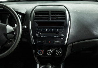 Подержанный автомобиль Mitsubishi ASX 2011 года (14 фото)