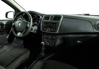 Подержанный автомобиль Renault Sandero 2018 года (9 фото)