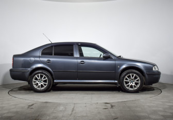Подержанный автомобиль Skoda Octavia Liftback 2009 года (4 фото)