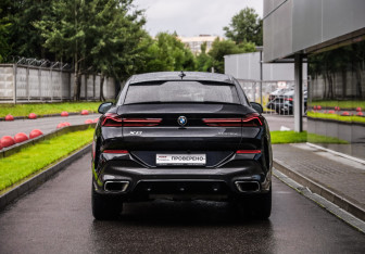 Подержанный автомобиль BMW X6 2021 года (7 фото)