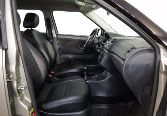 Подержанный автомобиль Skoda Fabia Hatchback 2011 года (18 фото)