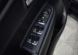 Подержанный автомобиль Kia Rio Hatchback 2019 года (14 фото)