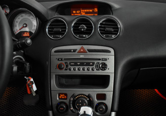 Подержанный автомобиль Peugeot 308 Hatchback 2009 года (16 фото)