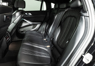 Подержанный автомобиль BMW X6 2020 года (10 фото)