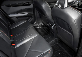 Подержанный автомобиль Changan UNI-V 2023 года (15 фото)