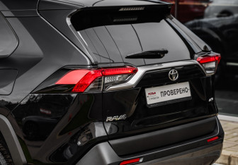 Подержанный автомобиль Toyota RAV4 2022 года (12 фото)