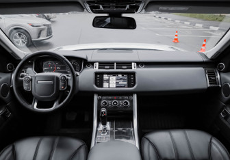 Подержанный автомобиль Land Rover Range Rover Sport 2015 года (13 фото)