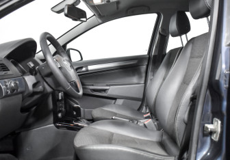 Подержанный автомобиль Opel Astra Sedan 2010 года (11 фото)