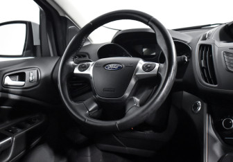 Подержанный автомобиль Ford Kuga 2015 года (15 фото)