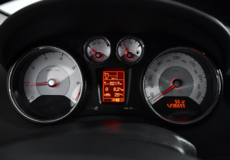 Подержанный автомобиль Peugeot 408 2013 года (17 фото)
