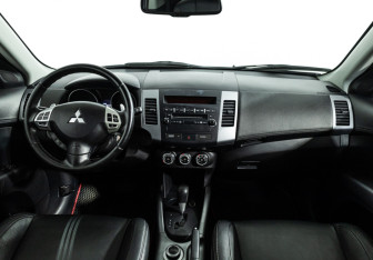 Подержанный автомобиль Mitsubishi Outlander 2012 года (13 фото)