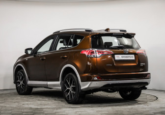Подержанный автомобиль Toyota RAV4 2016 года (7 фото)