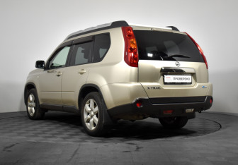 Подержанный автомобиль Nissan X-Trail 2010 года (7 фото)