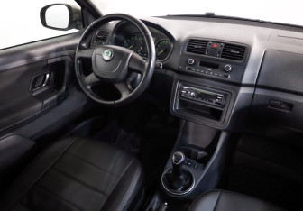 Подержанный автомобиль Skoda Fabia Hatchback 2011 года (7 фото)