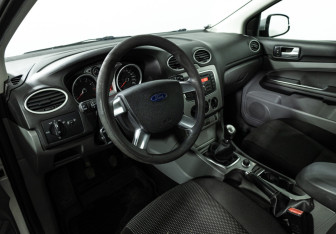Подержанный автомобиль Ford Focus Sedan 2010 года (11 фото)