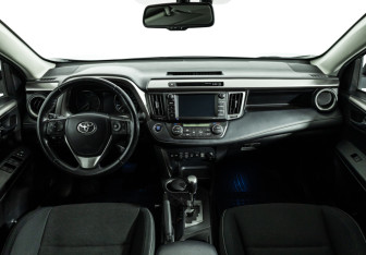 Подержанный автомобиль Toyota RAV4 2018 года (13 фото)