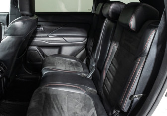 Подержанный автомобиль Mitsubishi Outlander 2021 года (10 фото)