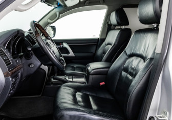Подержанный автомобиль Toyota Land Cruiser Suv 2012 года (22 фото)