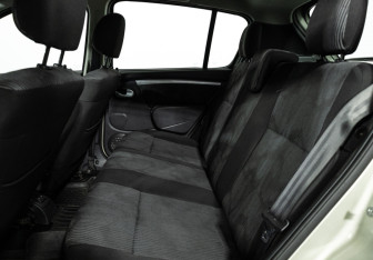 Подержанный автомобиль Renault Sandero 2013 года (10 фото)