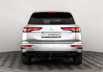 Подержанный автомобиль Mitsubishi Outlander 2022 года (8 фото)