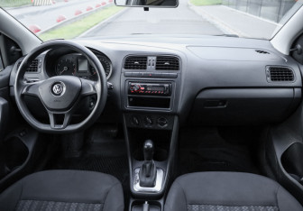 Подержанный автомобиль Volkswagen Polo Sedan 2016 года (11 фото)