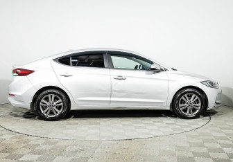 Подержанный автомобиль Hyundai Elantra Sedan 2018 года (4 фото)