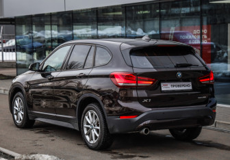 Подержанный автомобиль BMW X1 2021 года (7 фото)