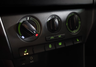 Подержанный автомобиль Skoda Rapid Liftback 2016 года (14 фото)