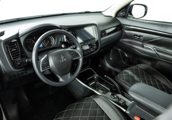 Подержанный автомобиль Mitsubishi Outlander 2022 года (11 фото)