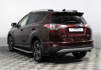 Подержанный автомобиль Toyota RAV4 2016 года (7 фото)